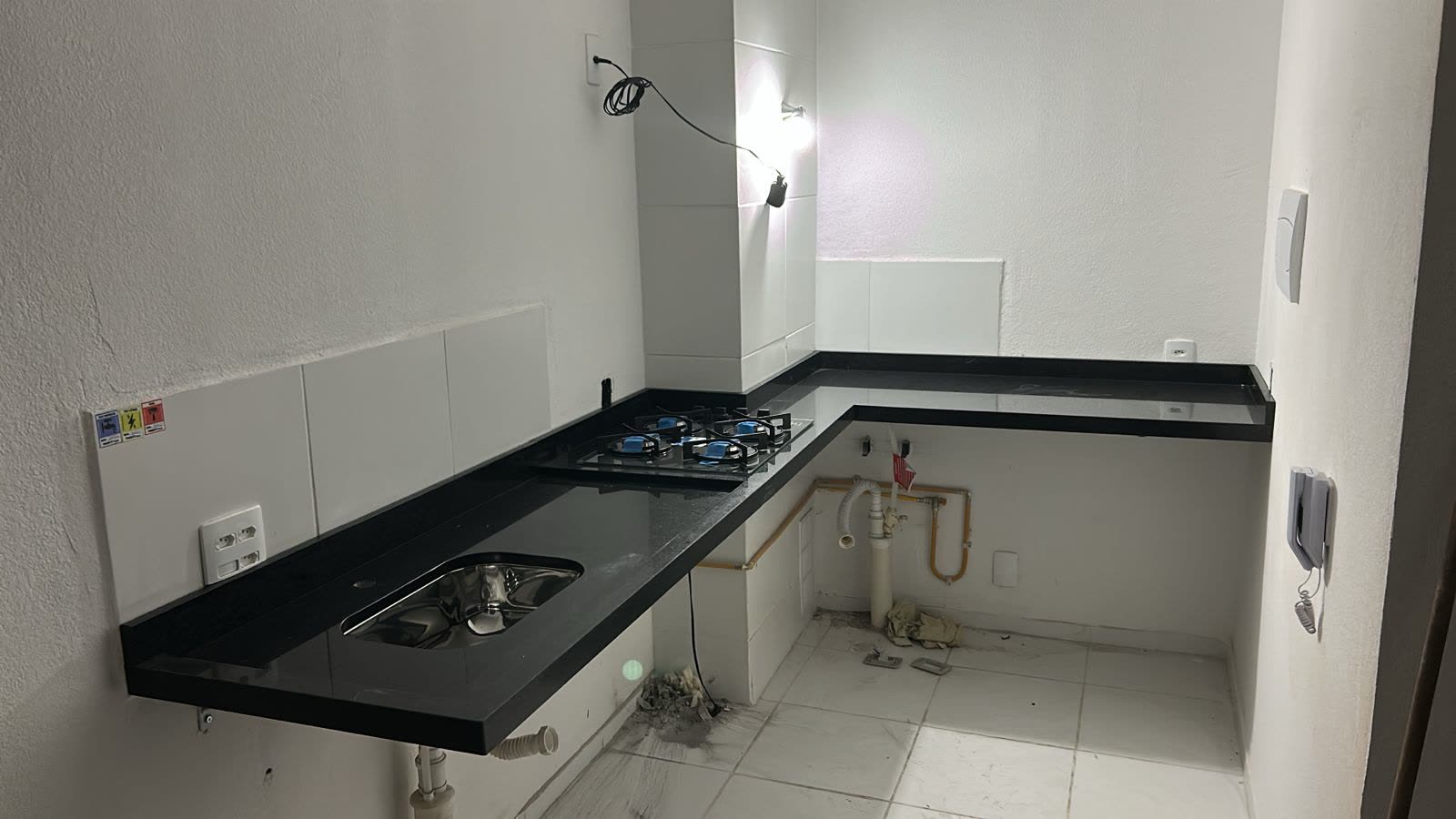 Bancada de granito preto ao lado de bancada de mármore branco