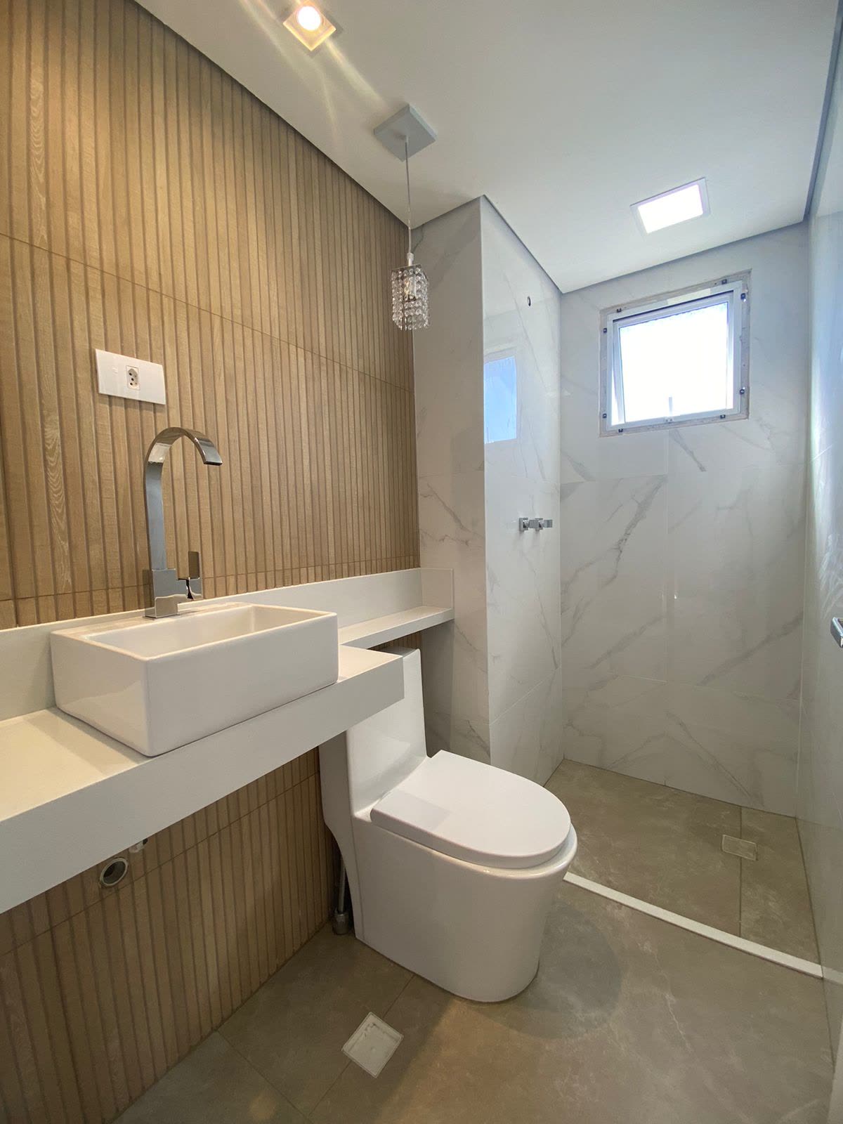 Banheiro com revestimento em mármore carrara fabricado pela Mathstone